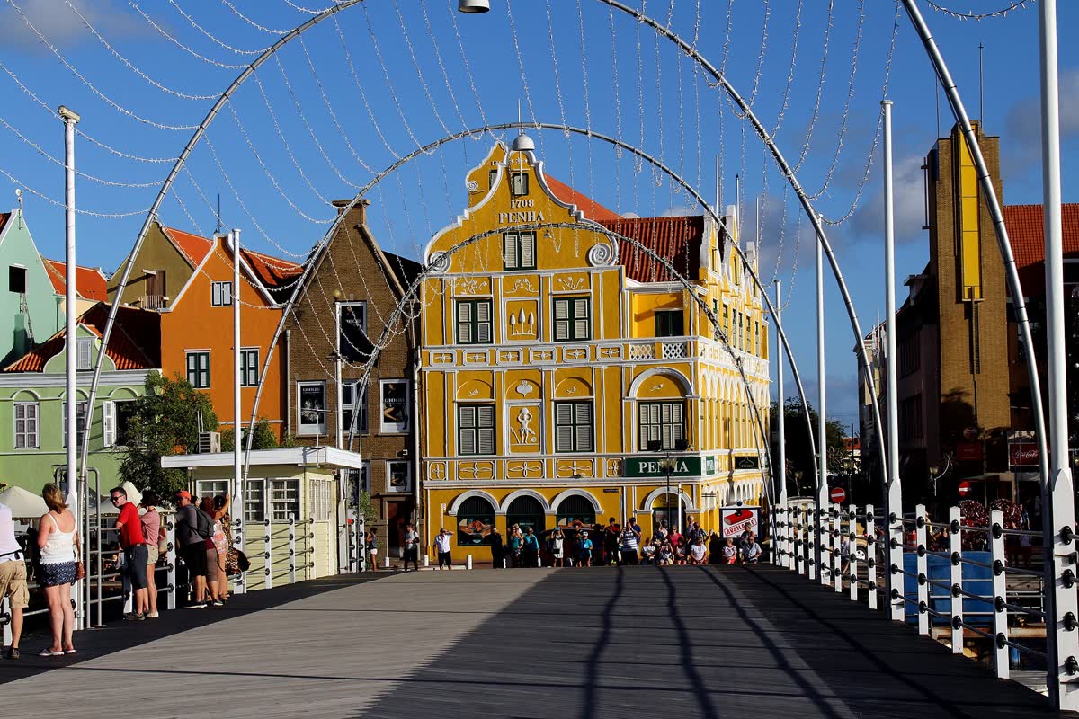 The Queen Emma floating bridge and the Handelskade in Willemstad